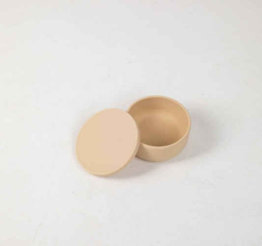 480ml non-slip, silicone dog water bowl with a secure, leak-proof lid in beige.