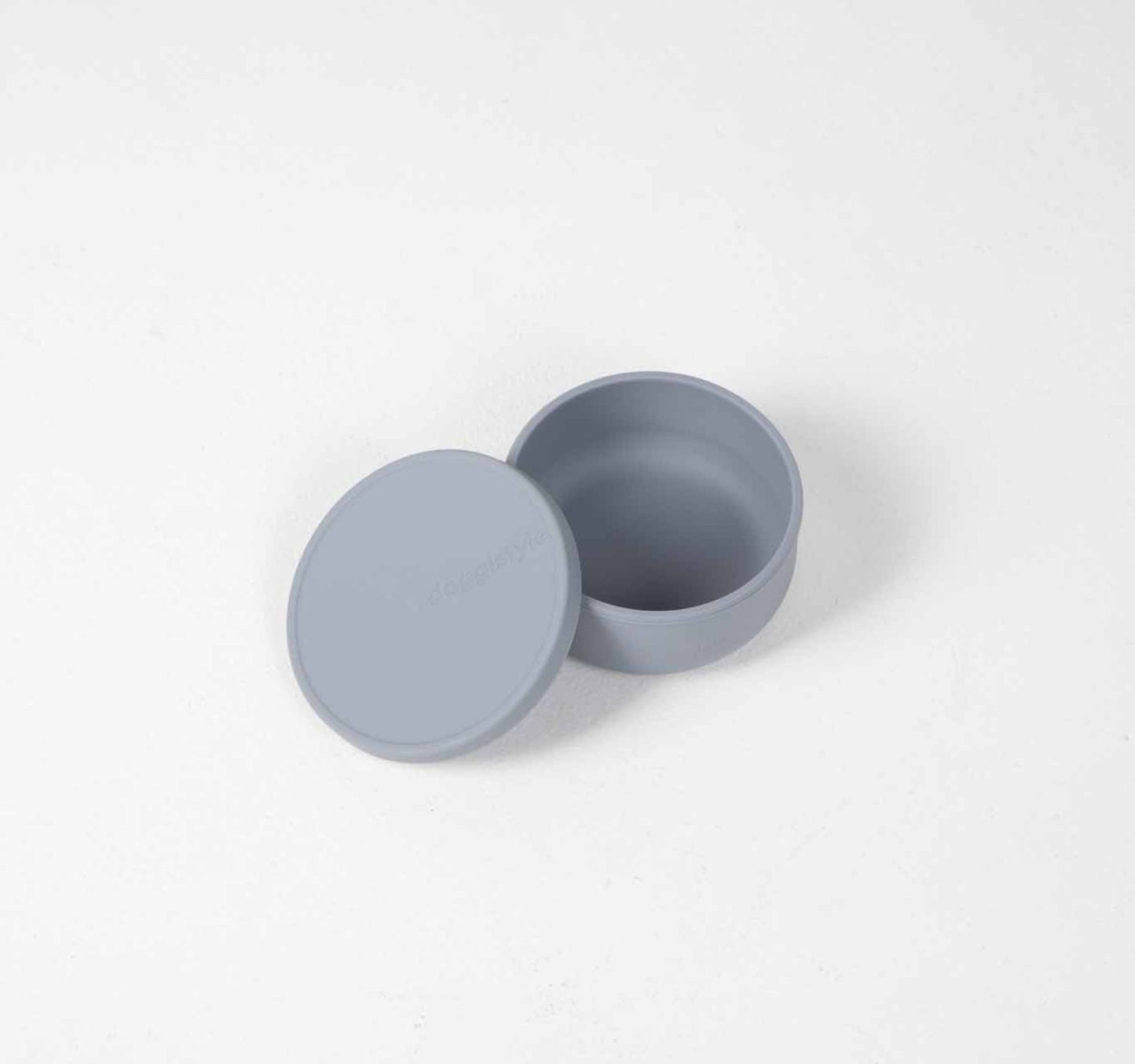 480ml non-slip, silicone dog water bowl with a secure, leak-proof lid in blue.