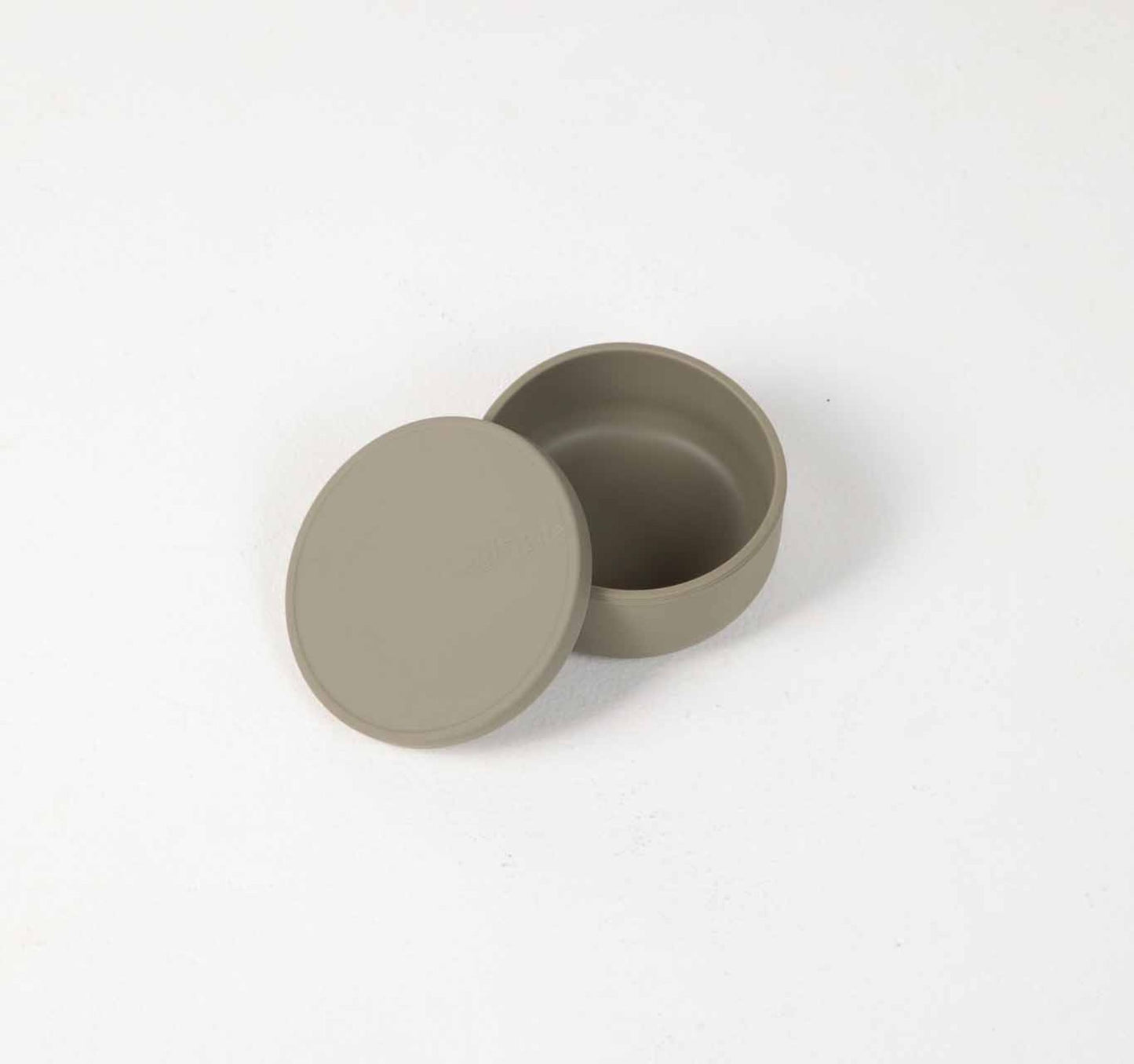 480ml non-slip, silicone dog water bowl with a secure, leak-proof lid in green.