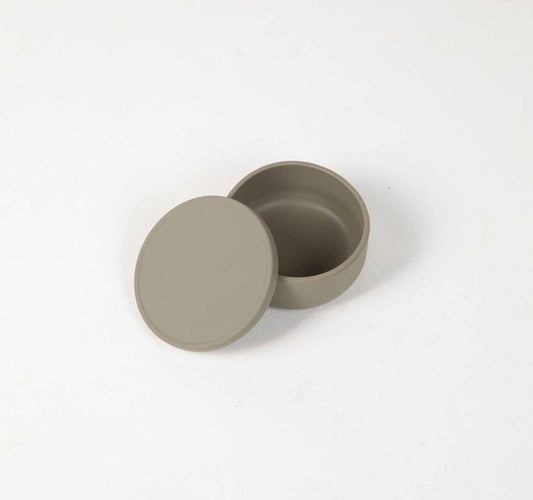 480ml non-slip, silicone dog water bowl with a secure, leak-proof lid in green.