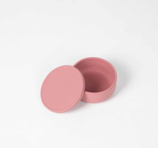 480ml non-slip, silicone dog water bowl with a secure, leak-proof lid in pink.